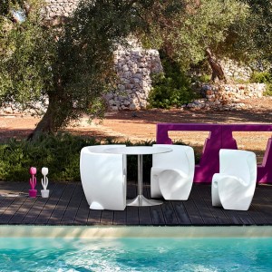 Silla Rhonda de Myyour. Silla ancha en polietileno ideal para jardines.
