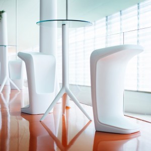 Mesa alta Mari-Sol pie Ø62 de Vondom. Muebles y complementos de exterior.