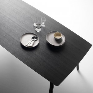 Mesa Aise rectangular fija con pies de madera. Mesa nórdica de Treku.