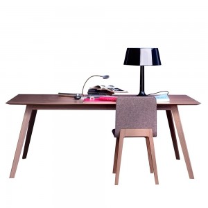Mesa Aise rectangular fija con pies de madera. Mesa nórdica de Treku.