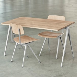 Silla Result Chair de madera con patas de acero de HAY ideal para espacios interiores.