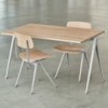 Silla Result Chair de madera con patas de acero de HAY ideal para espacios interiores.
