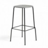Taburete Soft Edge 85 de polipropileno de Hay para cafés y restaurantes.