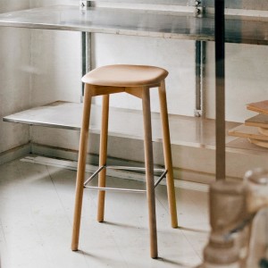 Taburete Soft Edge 82 de madera con reposapiés de Hay para cafés y restaurantes.