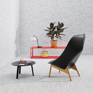 Butaca Uchiwa tapizado con patas de madera de roble de HAY para salón.