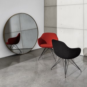 Silla Cadira Wire de Sovet Italia. Sillas tapizadas con base de metal.