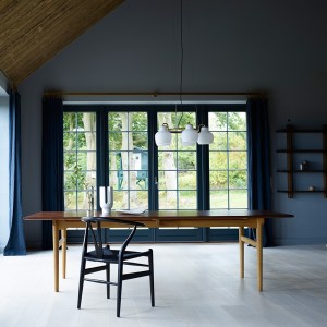 Silla CH24 Wishbone Colors Black de Carl Hansen and Son. Sillas de comedor.