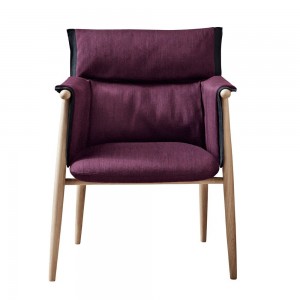 Silla E005 Embrace Chair en tela de Carl Hansen and Son. Sillas de diseño.