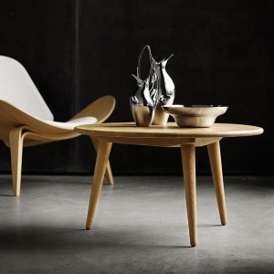 Mesa auxiliar CH008 de Carl Hansen and Son con diseño moderno y elegante.