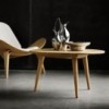 Mesa auxiliar CH008 de Carl Hansen and Son con diseño moderno y elegante.