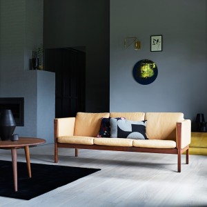 Mesa auxiliar CH008 de Carl Hansen and Son con diseño moderno y elegante.