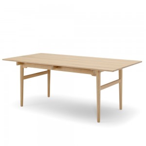 Mesa CH327 extensible de Carl Hansen and Son con un diseño único y moderno.