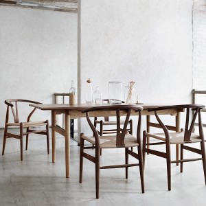 Mesa CH327 extensible de Carl Hansen and Son con un diseño único y moderno.