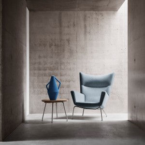 Mesa auxiliar CH415 de Carl Hansen and Son con un diseño único que ofrece conforte y elegancia.