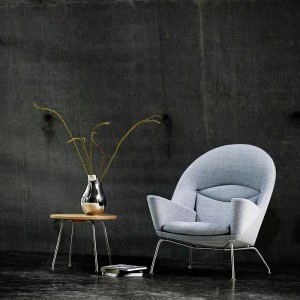 Mesa auxiliar CH415 de Carl Hansen and Son con un diseño único que ofrece conforte y elegancia.
