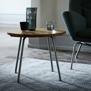 Mesa auxiliar CH415 de Carl Hansen and Son con un diseño único que ofrece conforte y elegancia.