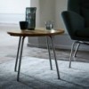 Mesa auxiliar CH415 de Carl Hansen and Son con un diseño único que ofrece conforte y elegancia.