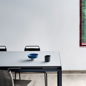 Escritorio PK52 de Carl Hansen and Son con un diseño moderno y elegante que entrega calidez.