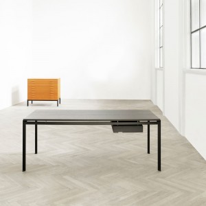 Escritorio PK52 de Carl Hansen and Son con un diseño moderno y elegante que entrega calidez.