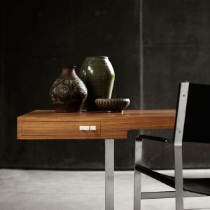 Escritorio CH110 de Carl Hansen and Son con un diseño moderno y elegante.