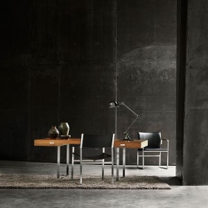 Escritorio CH110 de Carl Hansen and Son con un diseño moderno y elegante.