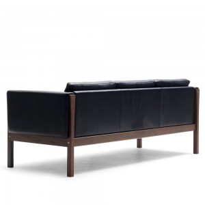 Sofá CH163 piel de Carl Hansen and Son con un diseño único que entrega calidez y modernidad.