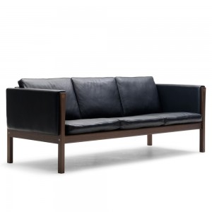Sofá CH163 piel de Carl Hansen and Son con un diseño único que entrega calidez y modernidad.
