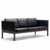 Sofá CH163 piel de Carl Hansen and Son con un diseño único que entrega calidez y modernidad.