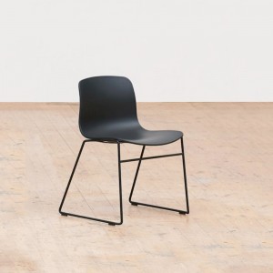 Silla AAC 08 de acero y polipropileno de Hay ideal para espacios modernos.