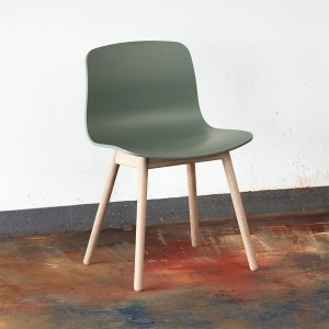 Silla AAC 12 de madera y polipropileno de HAY ideal para espacios exclusivos.
