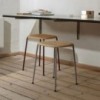 Taburete Soft Edge 70 con asiento de madera y patas de acero de Hay para cafés y restaurantes.