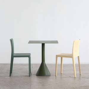 Silla Élémentaire Chair de Hay de diseño moderno perfecta para interiores o exteriores.
