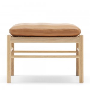 Reposapiés Colonial OW149F de Carl Hansen and Son. Reposapiés de diseño moderno.
