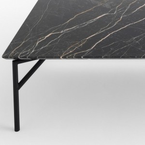 Mesa Tout Le Jour de Horm. Mesas fijas y auxiliares de diseño italiano.