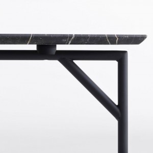 Mesa Tout Le Jour de Horm. Mesas fijas y auxiliares de diseño italiano.