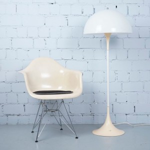 Lámpara Panthella Pie diseño de Louis Poulsen con diseño moderno y elegante