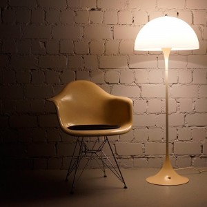Lámpara Panthella Pie diseño de Louis Poulsen con diseño moderno y elegante