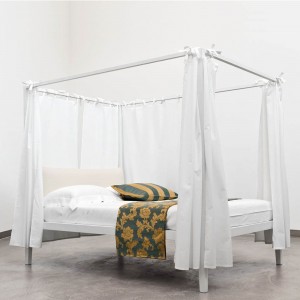 Cama con cabezal y dosel Moheli de Horm. Muebles modernos de diseño italiano.