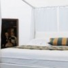 Cama con cabezal y dosel Moheli de Horm. Muebles modernos de diseño italiano.