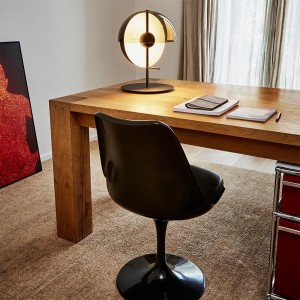 Lámpara Theia sobremesa de Marset. Lámparas de interior de diseño moderno.