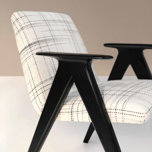 Butaca Libera de Stua. Butaca moderna de madera para salón o dormitorio.