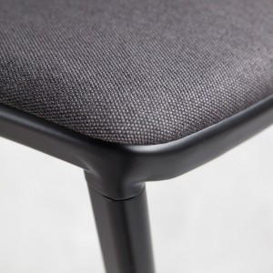 Silla Gas negra Tapizada Red para oficina de Stua. Excelente silla para sala de reuniones.