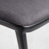 Silla Gas negra Tapizada Red para oficina de Stua. Excelente silla para sala de reuniones.