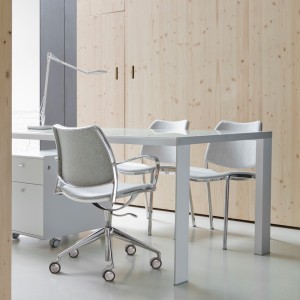 Sillón Gas Ruedas Tapizado de Stua. Excelente para espacios interiores-