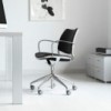Sillón Gas Ruedas Tapizado de Stua. Excelente para espacios interiores-