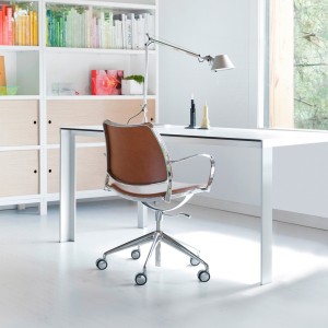 Sillón Gas Ruedas Tapizado de Stua. Excelente para espacios interiores-