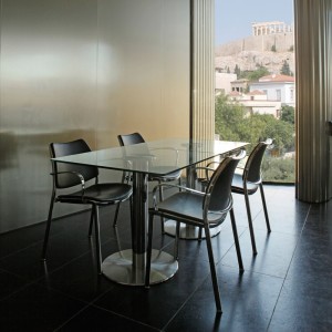 Sillón Gas Cromo Tapizado de Stua. Sillones de diseño moderno para salones u oficinas.