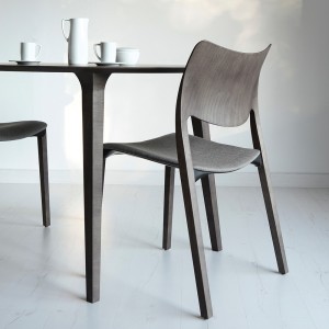 Silla Laclasica tapizada de Stua. Excelente silla para el hogar o espacios contract.