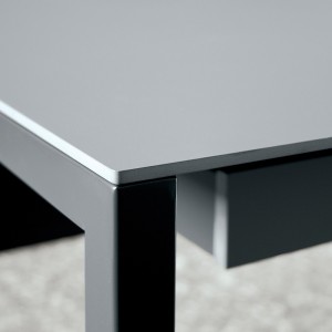 Mesa moderna Sintesi en HPL para comedor de Extendo.