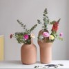 Jarrones de diseño Gardenias para salón de BD Barcelona.